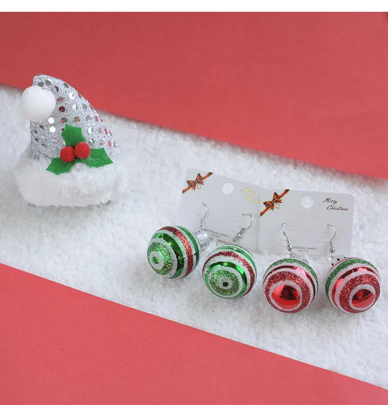 Новогодние серьги лампочка красного и зеленого цвета в форме снежинок виде