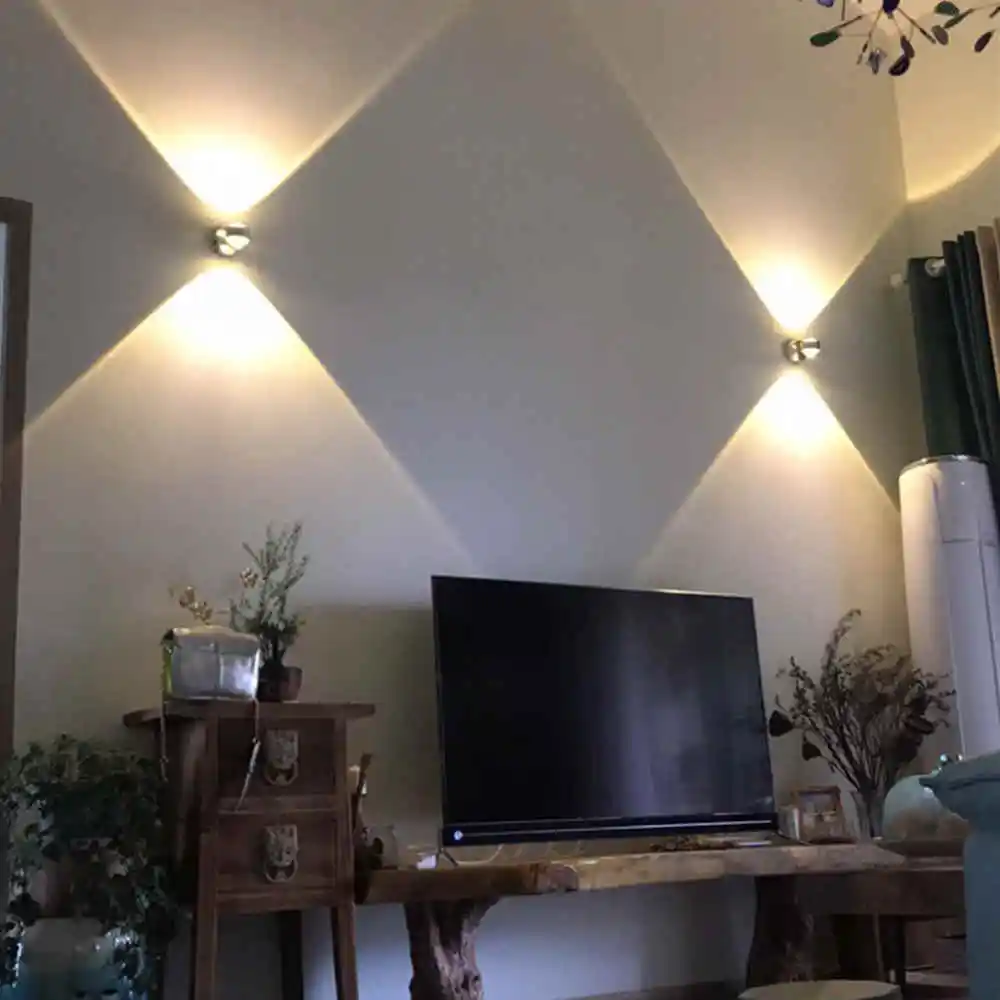 Светодиодный настенный светильник с двумя кристаллами светящийся в гостиной