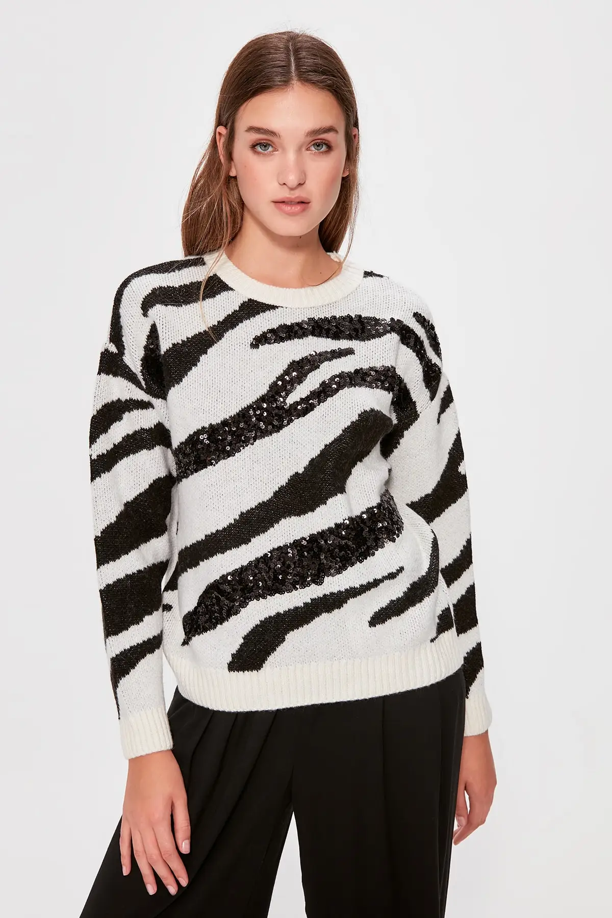 Фото Trendyol Black Sequin Embroidered Knitwear Sweater TWOAW20FV0009 Женская одежда Trendyol Black Sequin Embroidered Knitwear Sweater TWOAW20FV0009 Женская одежда