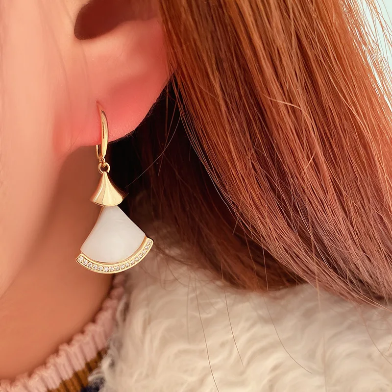 

High-end elegant small skirt mother-of-pearl fan-shaped ear hook earrings simple temperament earrings female high-end earrings