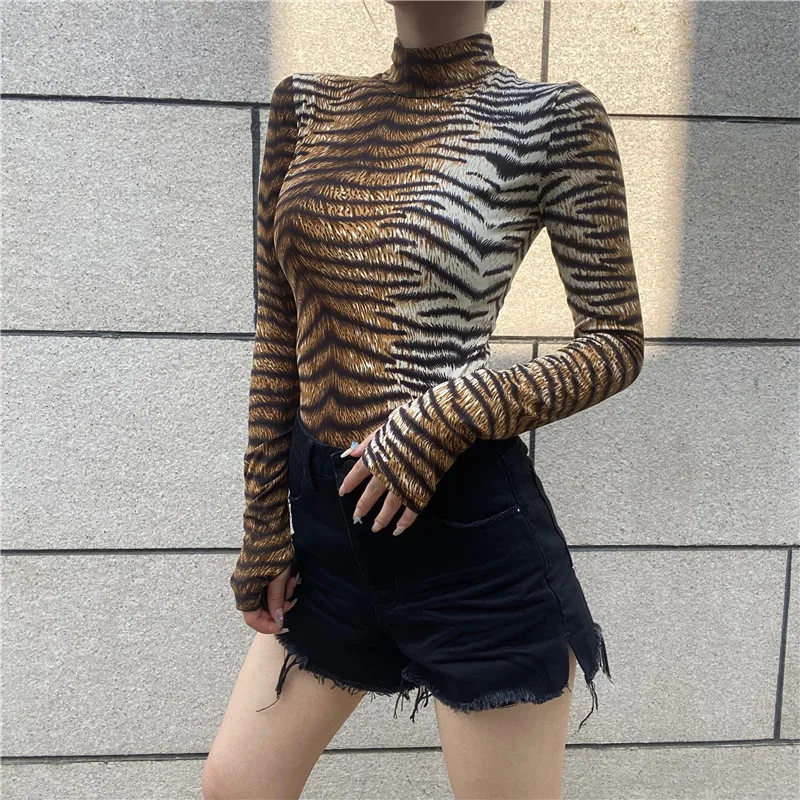 

Женский леопардовый облегающий боди с высоким воротником и длинным рукавом