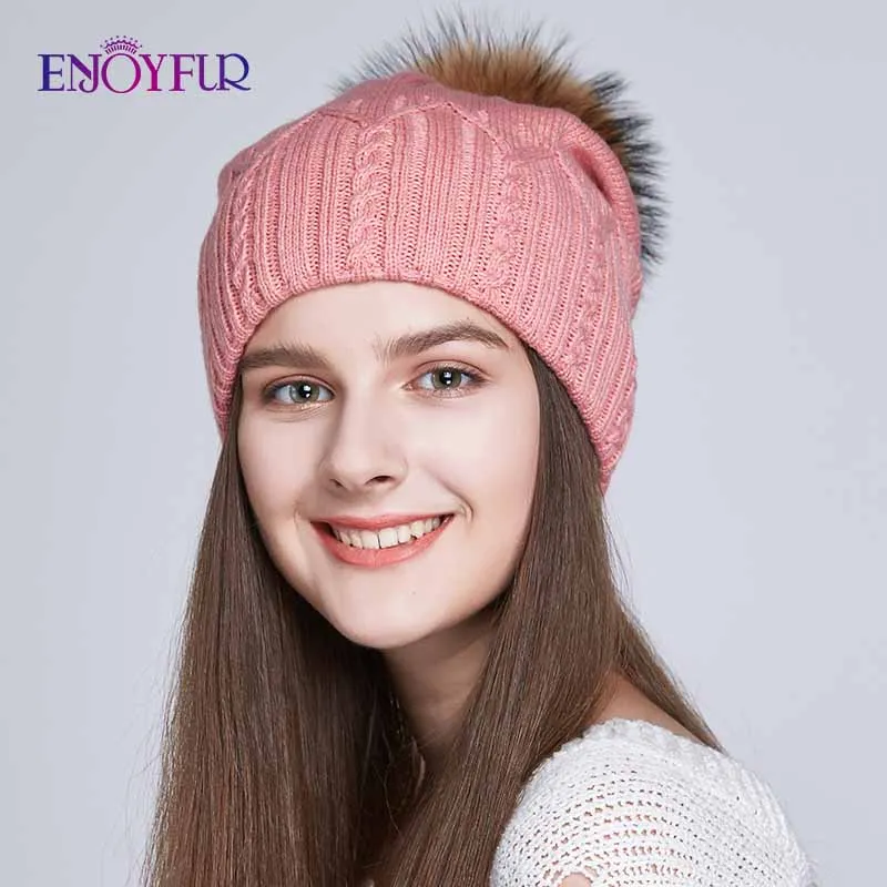 ENJOYFUR толстый зимний Шапки для Для женщин мех енота помпон шапки модные твист-типа с напуском теплая подкладка шапочки