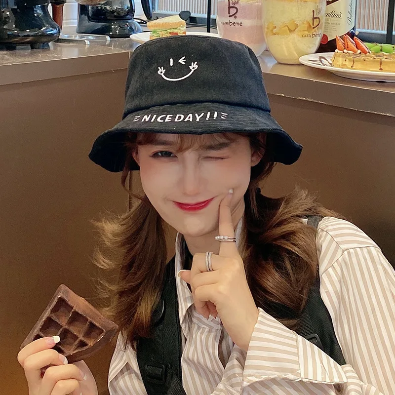 Осенне-зимняя женская шапка со смайликом с вышивкой в рыбацком стиле