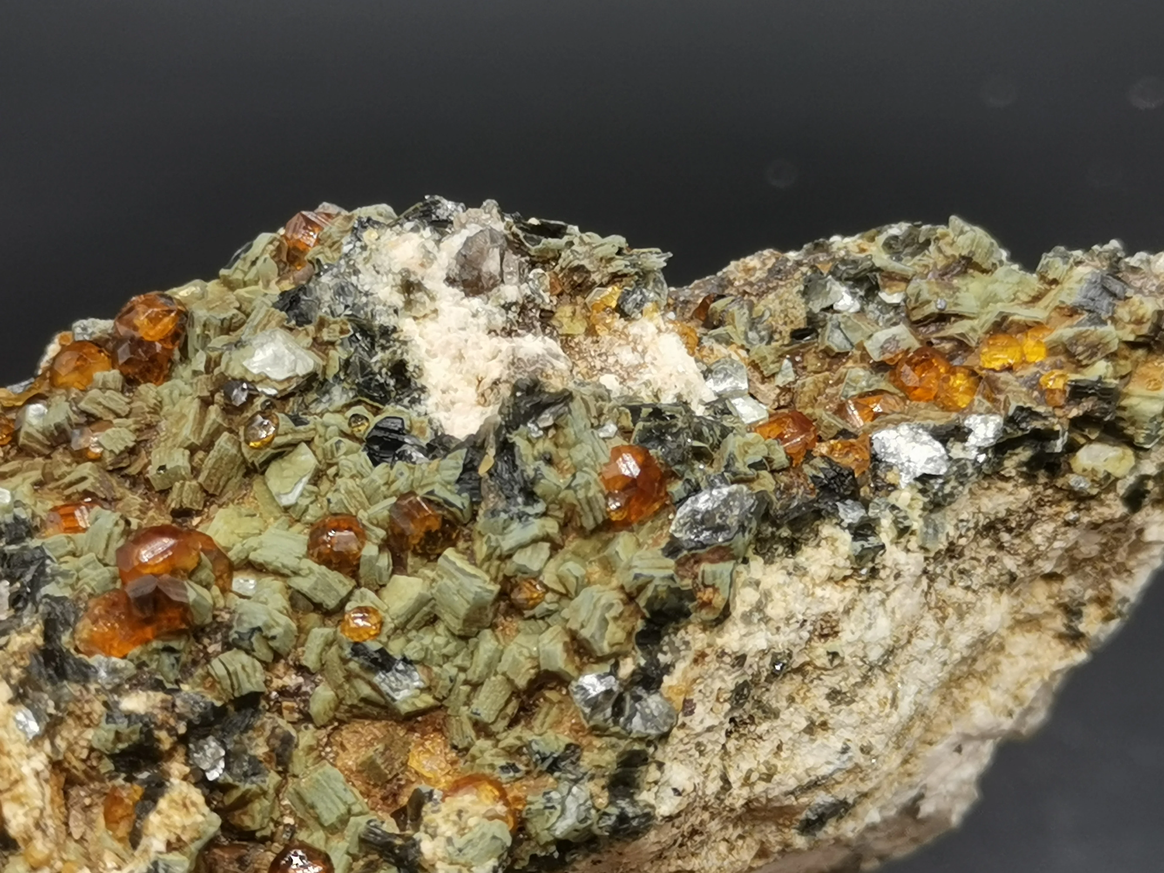 

100% natural crystal garnet, tea body crystal, feldspar mineral crystal symbiosis