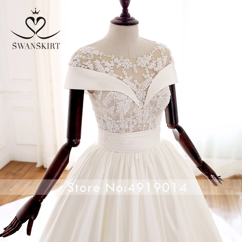 Винтажное атласное свадебное платье с аппликацией Swanskirt A242 трапециевидной формы