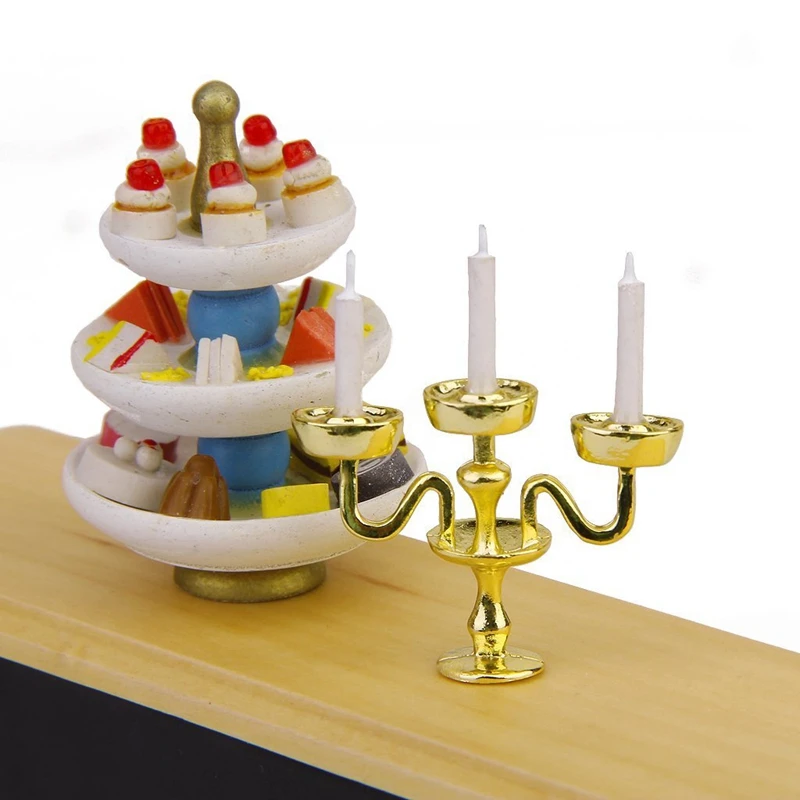Миниатюрный золотой канделябр 3 белых свечи масштаб 1/12 для кукольного