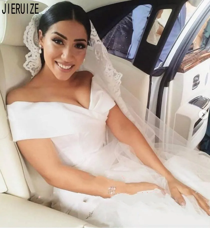 Женское атласное свадебное платье с юбкой-годе открытыми плечами и аппликацией |