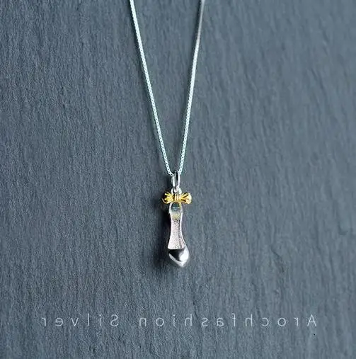 

Реальный. Цепочка с подвеской Золушка на высоком каблуке и золотым бантом, серебро 925 пробы, 1 шт.