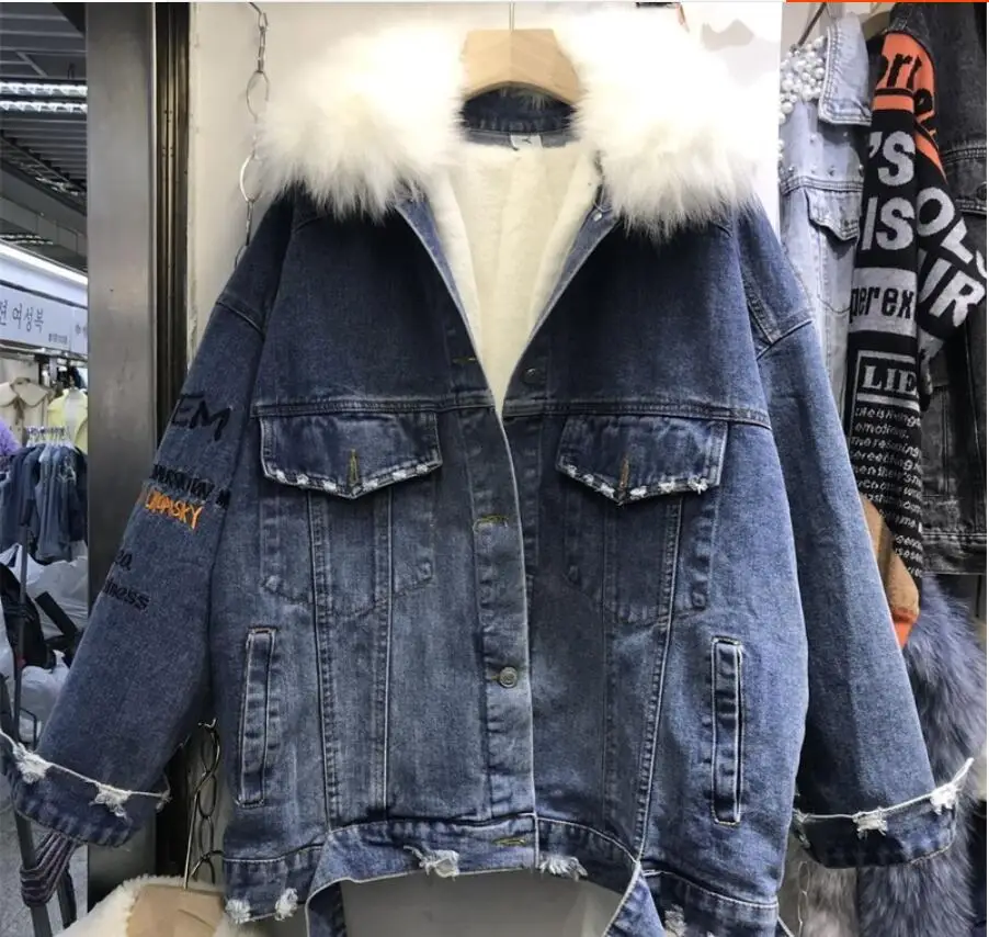 Женская джинсовая куртка с капюшоном и воротником из искусственного меха теплая