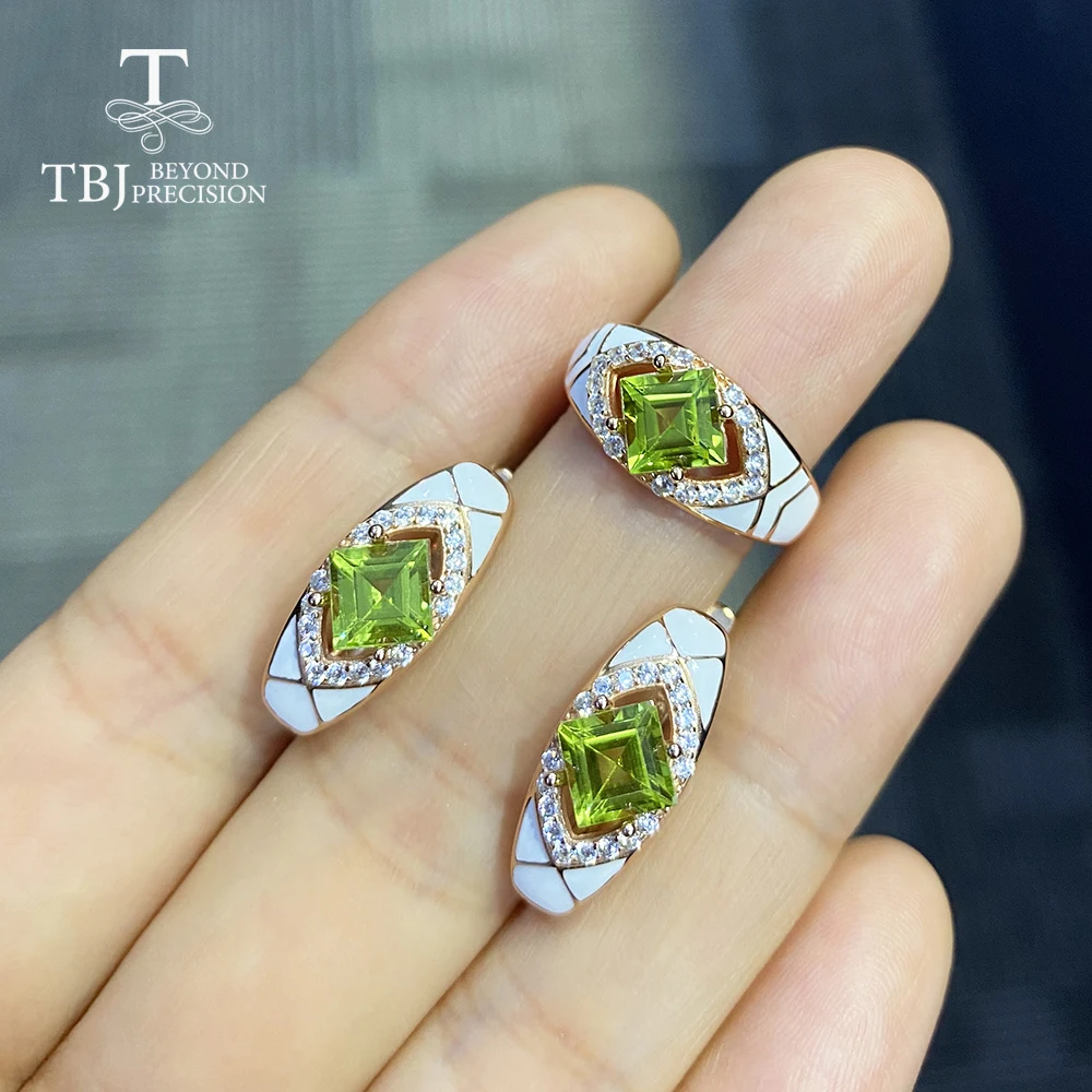 Набор украшений из кольца и сережек с натуральным сапфиром в классическом стиле