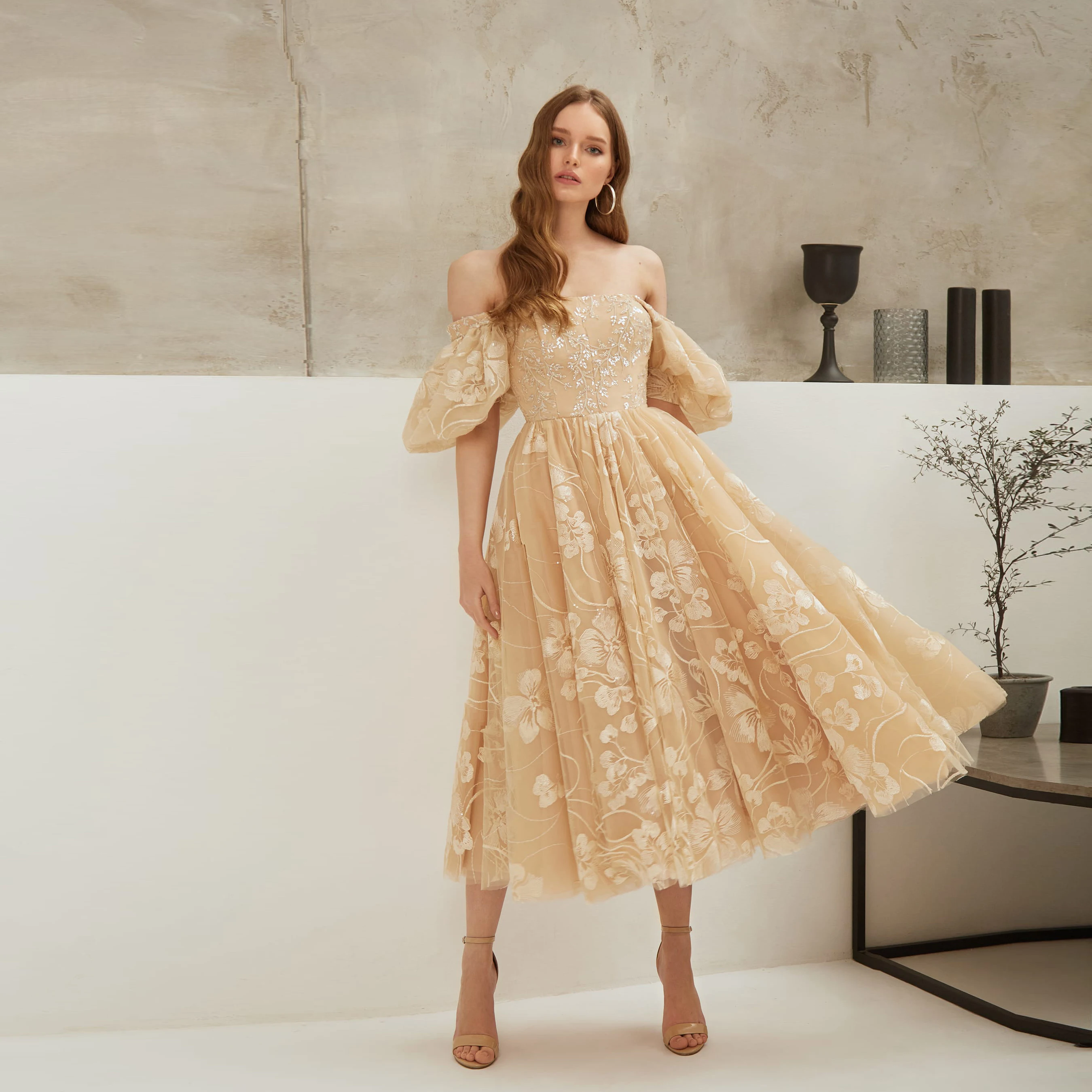 

Женское ТРАПЕЦИЕВИДНОЕ ПЛАТЬЕ цвета шампанского, с открытыми плечами