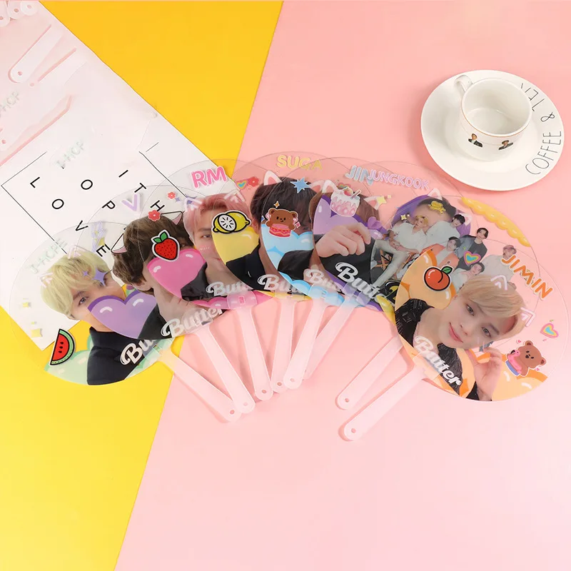 

Оптовая продажа, Kpop Idol Bangtan Boys, Ручной Веер с масляным принтом, прозрачный пластиковый веер из ПВХ, Круглый веер, карта души, подарок для фанат...