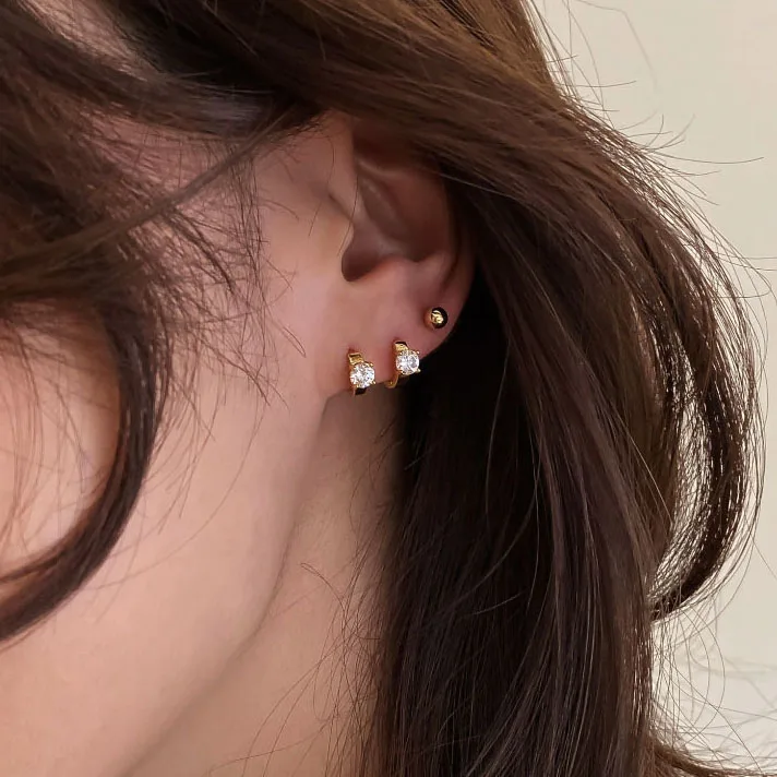 

Korean Fashion Mini Hoop Shape White Black Zircon Beads Gold Earrings For Women Simple Elegant Small Ear Jewelry