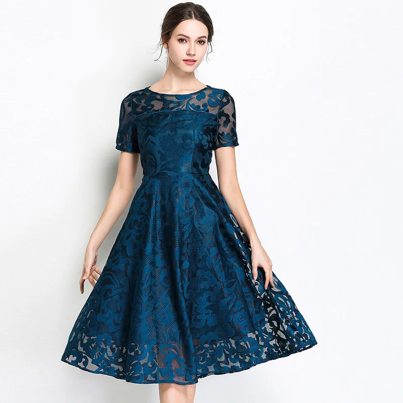 Большие размеры в женском стиле с коротким рукавом подчеркивает свою мораль