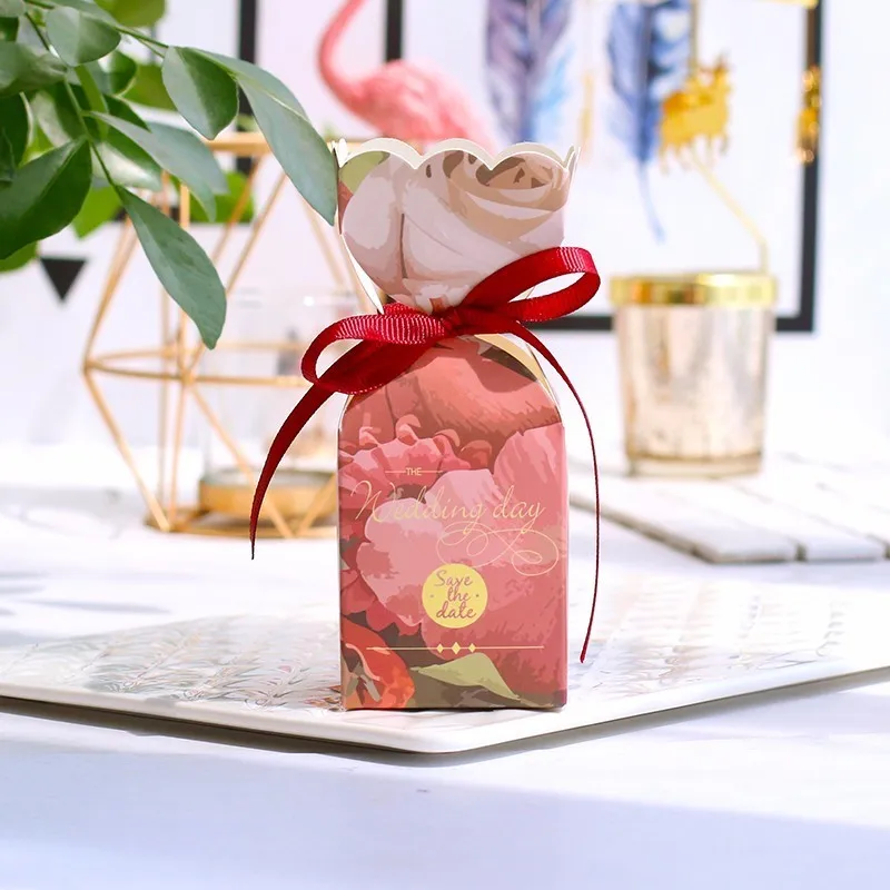 НОВАЯ РОЖДЕСТВЕНСКАЯ Подарочная коробка со стандартным украшением и конфетными