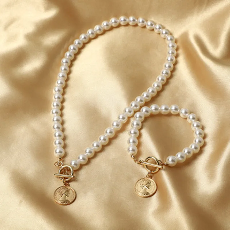 

Classic Vintage Wedding Pearl Chain Necklace Golden Alloy Coin Queen Portrait Pendant Necklace New Fashion Jewelry
