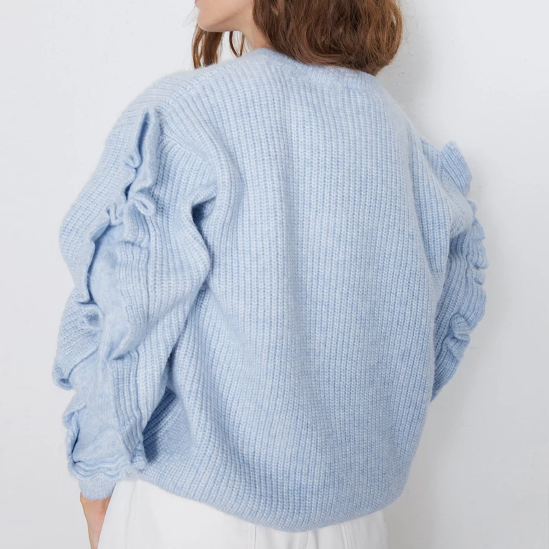 Женский трикотажный свитер с воланом круглым вырезом и оборками на рукавах |