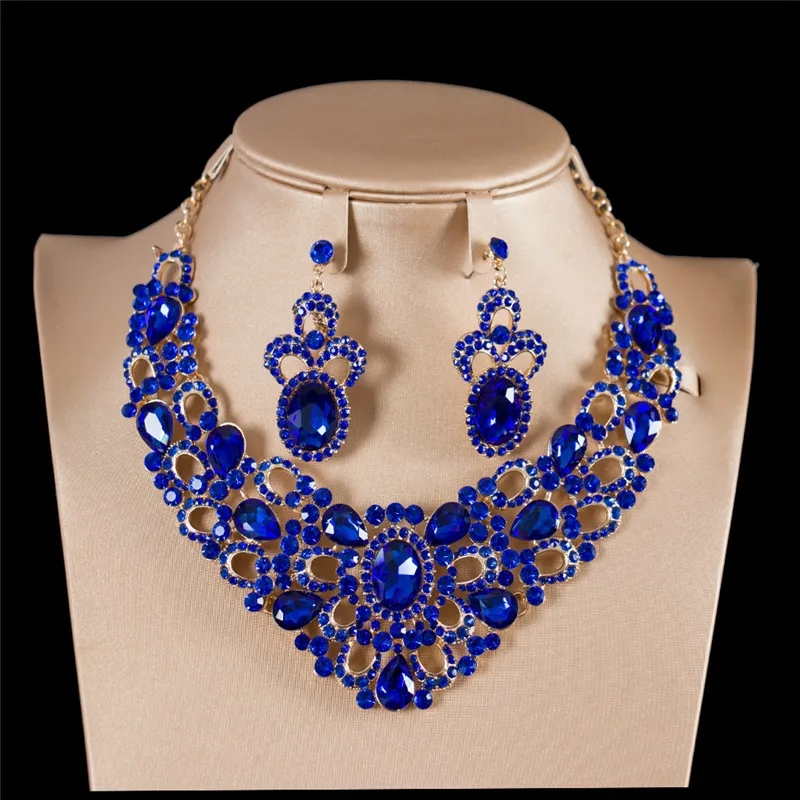 

Комплект из колье и серёг, с кристаллами