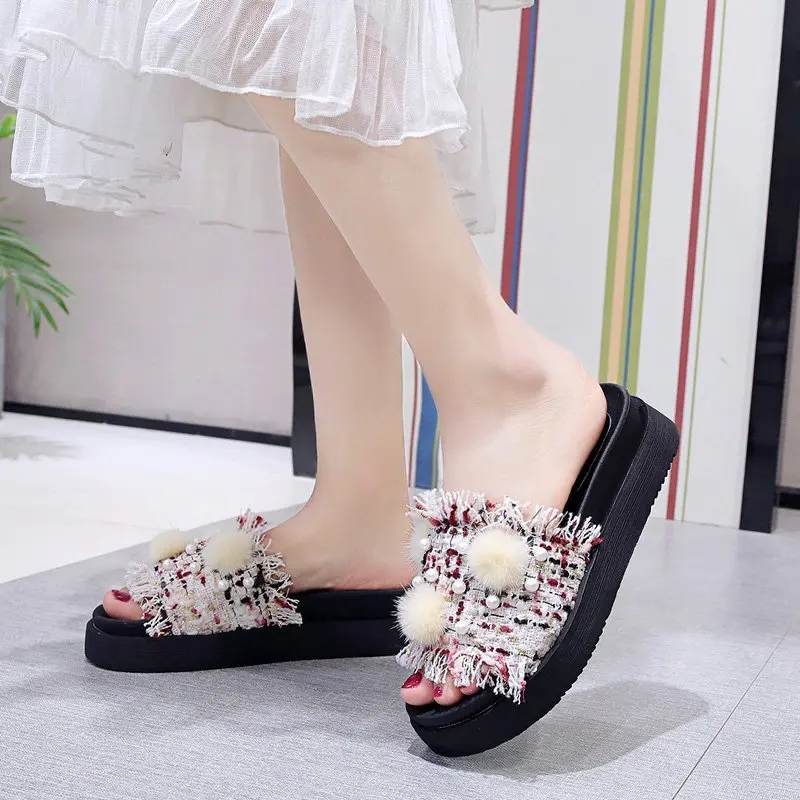 

Lazy slippers female outer wear fashion word drag 2020 summer cute fur ball pearl thick bottom sandals and slippers Z809
