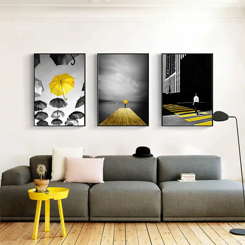 Настенные плакаты Yumeart с изображением Человека прогулок желтого зонтика печать