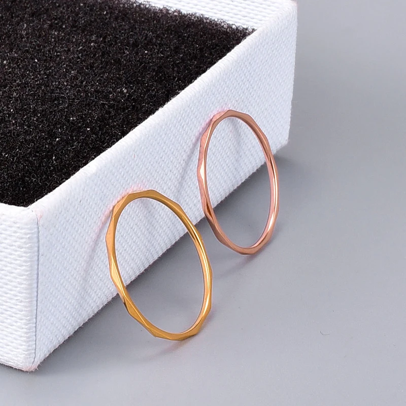 

Женское кольцо из титановой стали, с текстурой и бриллиантами