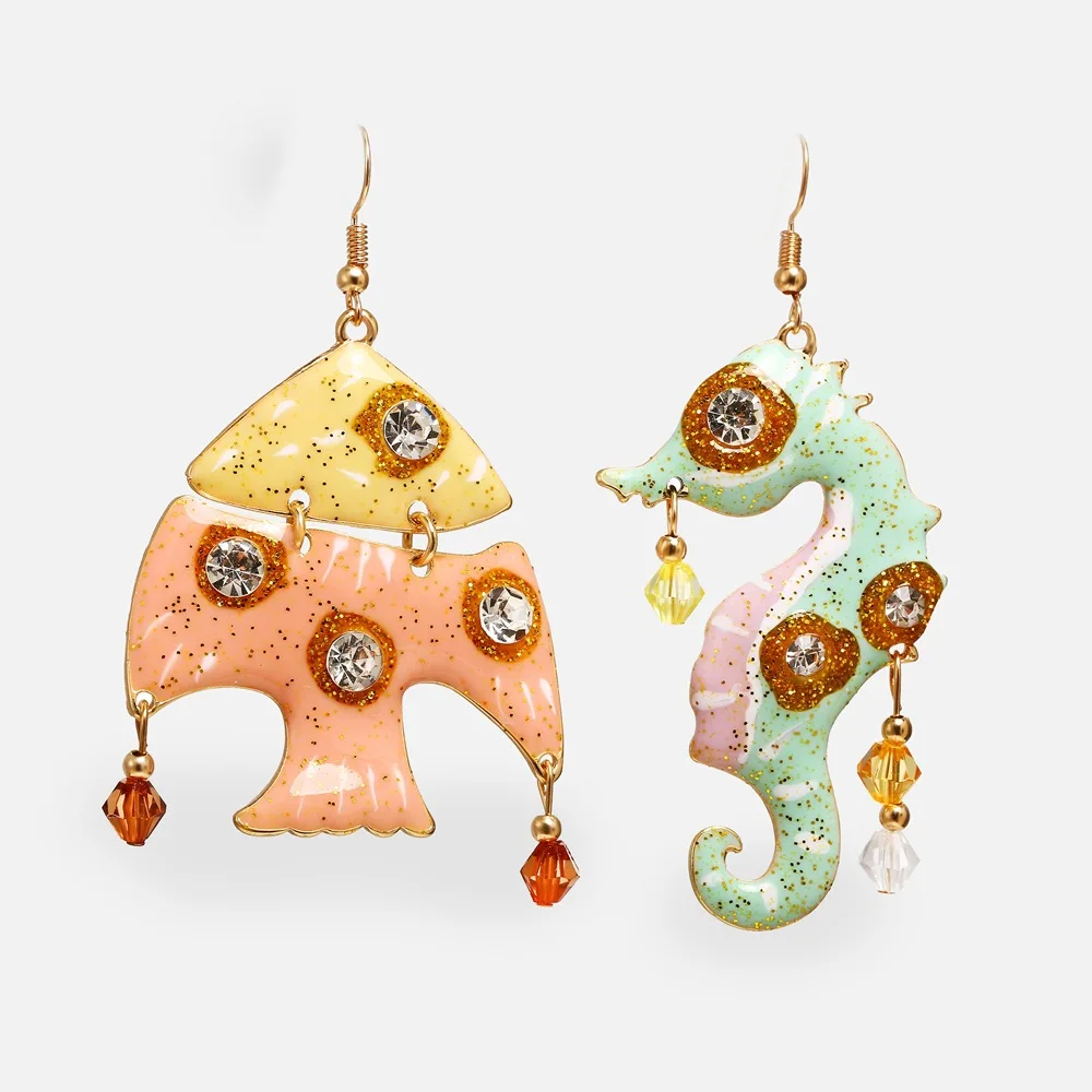 Креативные винтажные асимметричные серьги карамельных цветов в форме рыбки