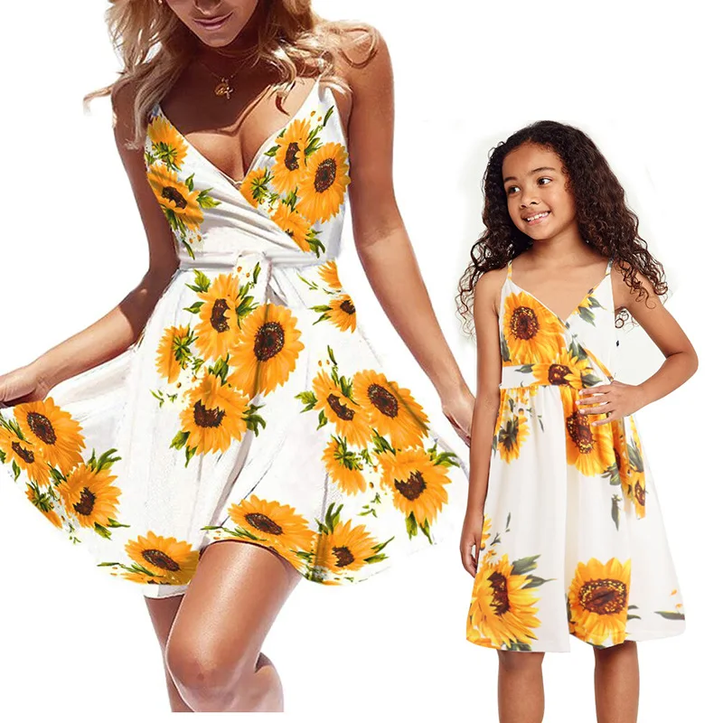 

2022 New Maching Clothes Family Mother And Daughter V Neck Sunflower Party Dress Summer Sleeveless Mom Kids Girls Same Dresses