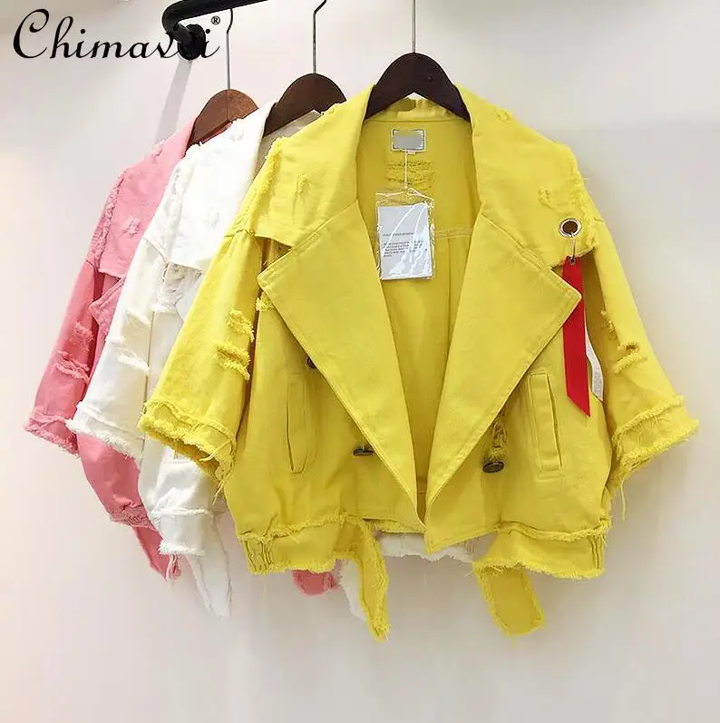 Женская короткая джинсовая куртка с отворотами свободная рваная карамельных