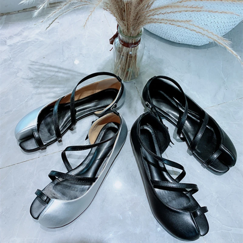 

Split Toe Ninja Tabi Women Pumps Woman Mixed Colors Leather Sandals Ladies Pig Feet Round Heels Flat Buckle Tie Bling Shoes