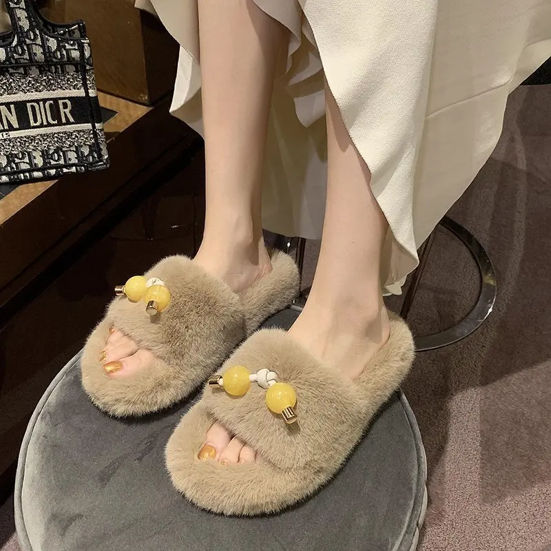

2020 Autumn New Furry Slippers Fashion Outside Wear Women Shoes Flat Non-Slip Warm Fluffy Thick Cotton Slippers Slides Plus Size