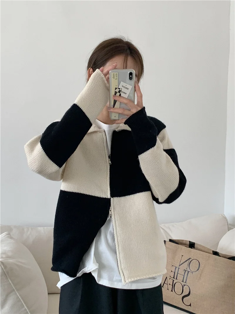 Контрастная свободная футболка-поло в клетку с воротником осенний свитер