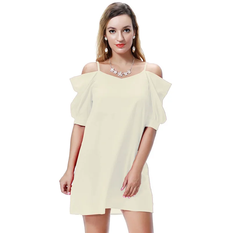 Женское короткое платье с коротким рукавом открытыми плечами и расклешенными