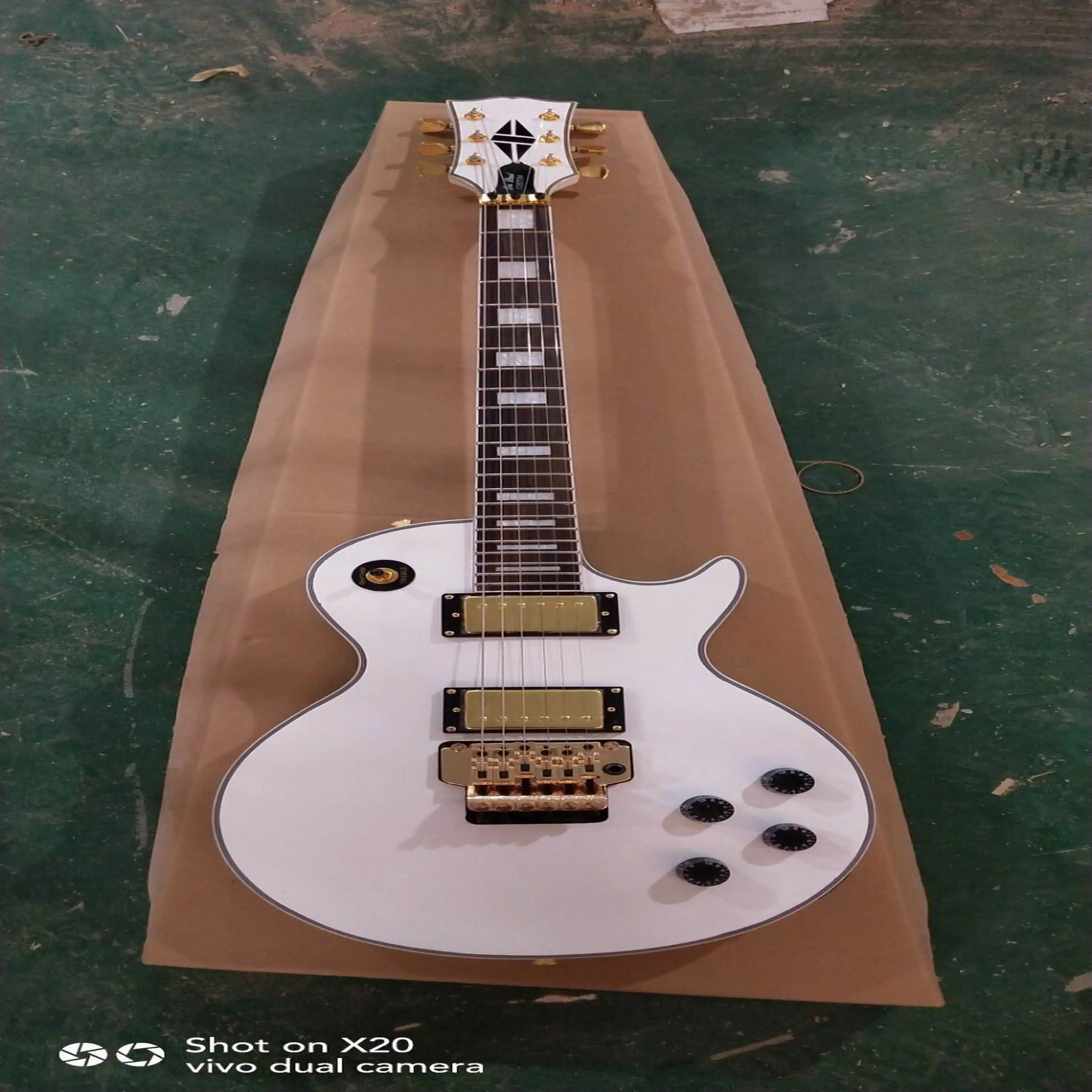 Оптовая продажа гитара новая электрогитара на заказ с системой Tremolo Rose в белом