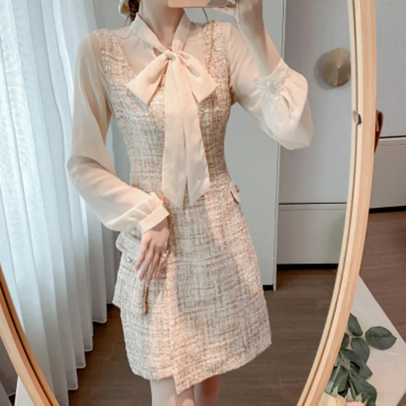 Фото Женское твидовое платье составного кроя элегантное облегающее с расклешенным