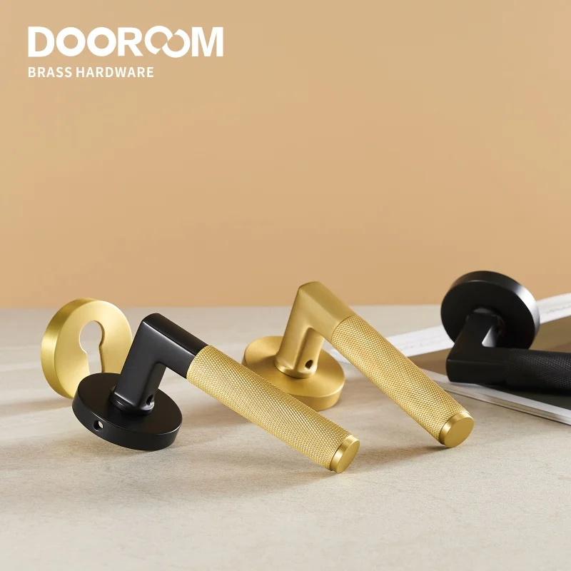 Дверной замок Dooroom с накаткой латунный в современном стиле для интерьера спальни