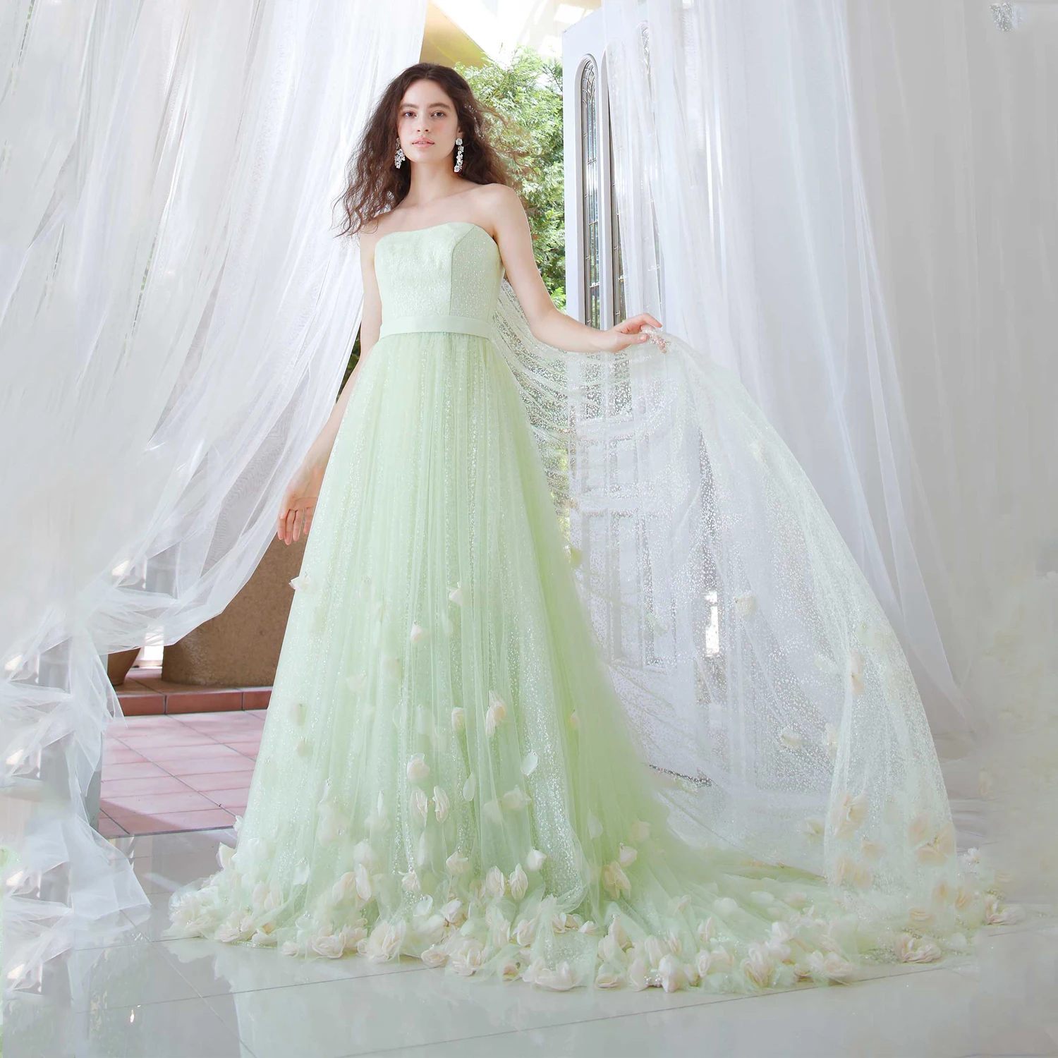 

Женское длинное вечернее платье из фатина, без бретелек