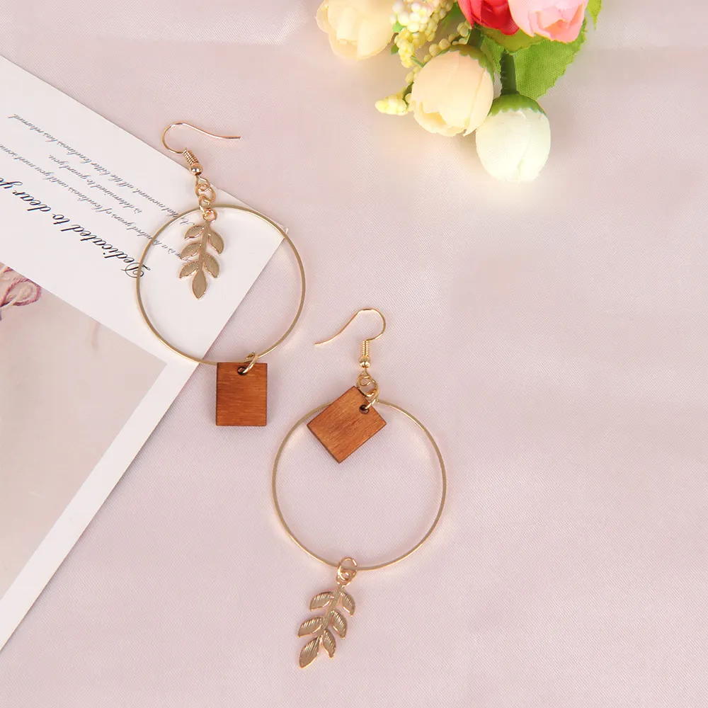 Женские серьги-подвески в форме листьев золотистого цвета геометрические