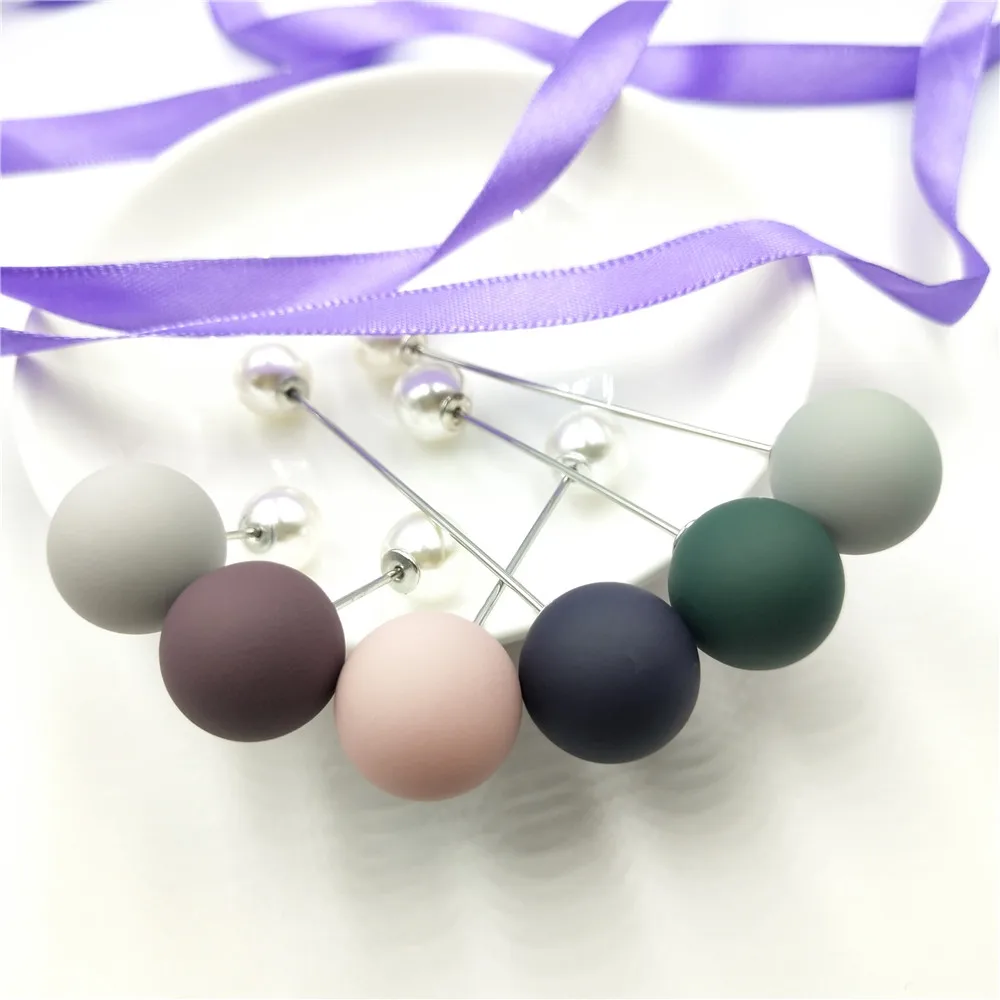 Женская брошь с имитацией жемчуга |