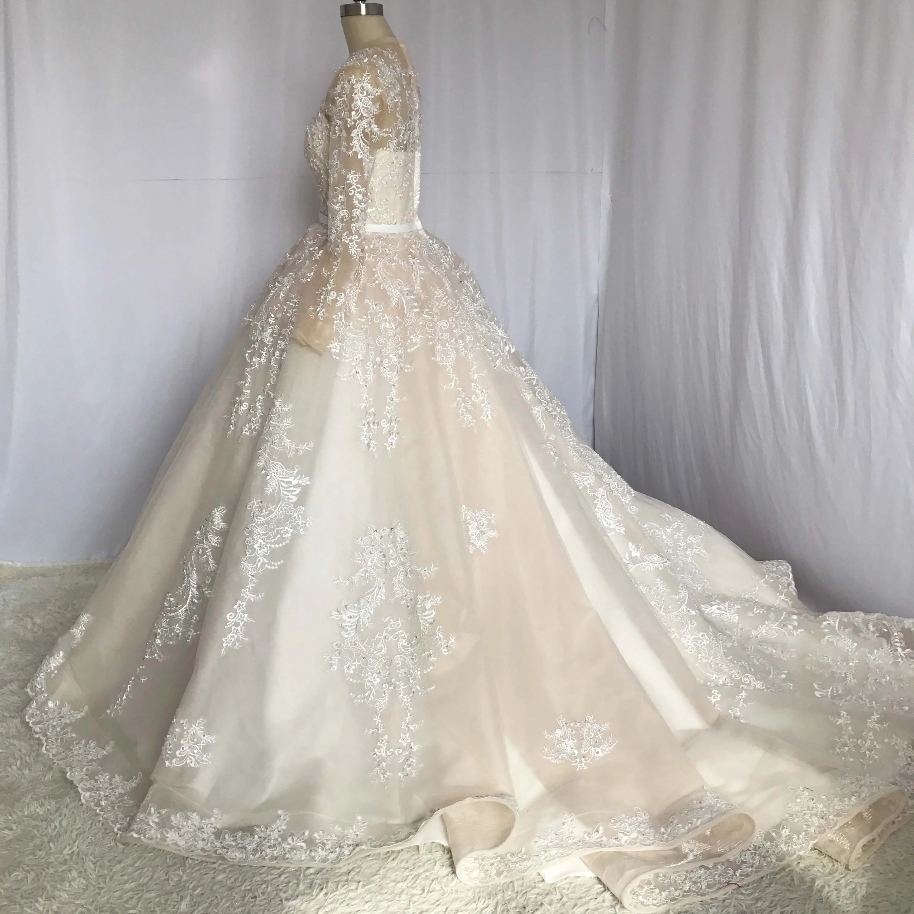 Винтажные свадебные платья плиссированные Бальные цвета шампанского с круглым