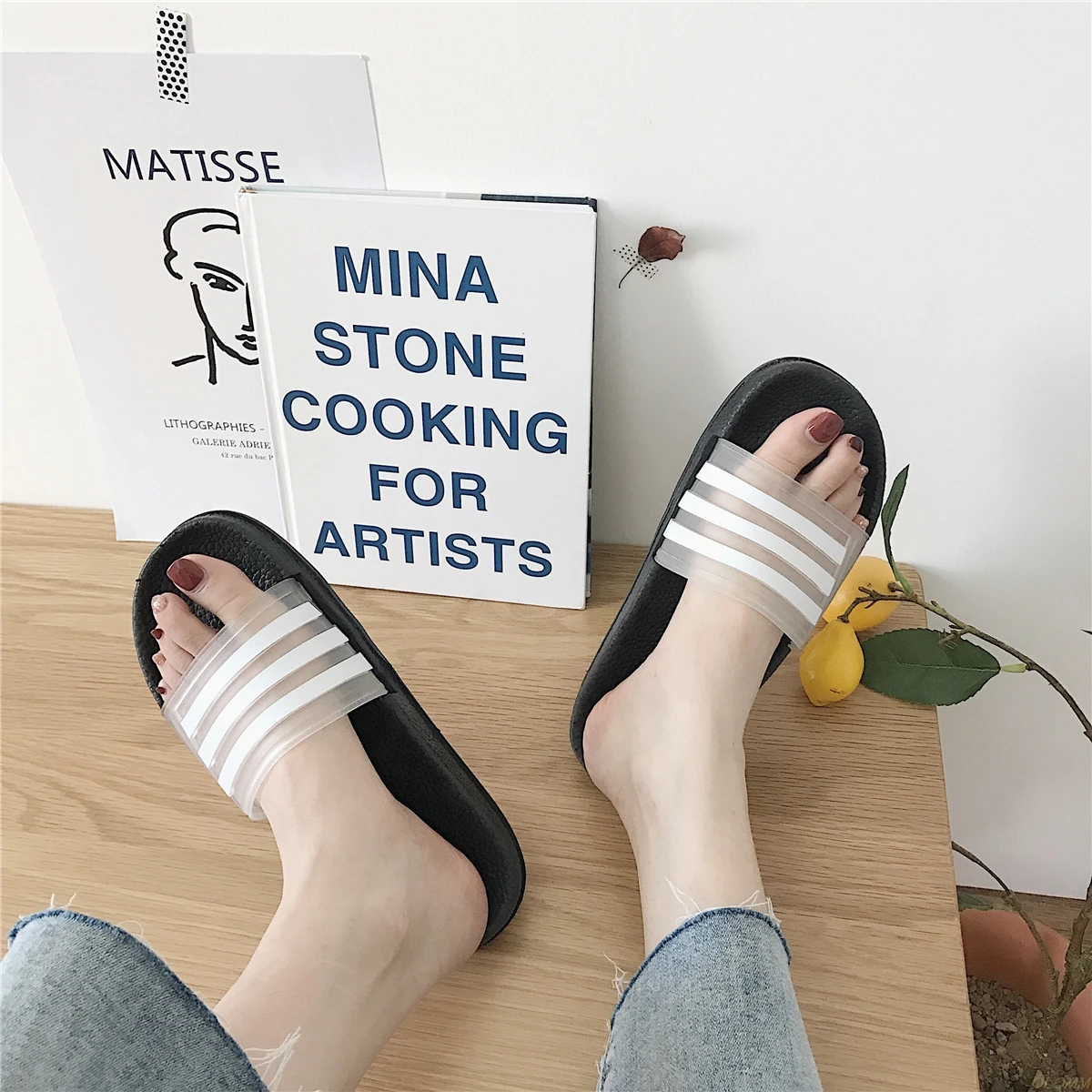 Мужские тапочки; Повседневная черно-белая обувь; нескользящие шлепанцы; летние сандалии на мягкой подошве; мужские вьетнамки