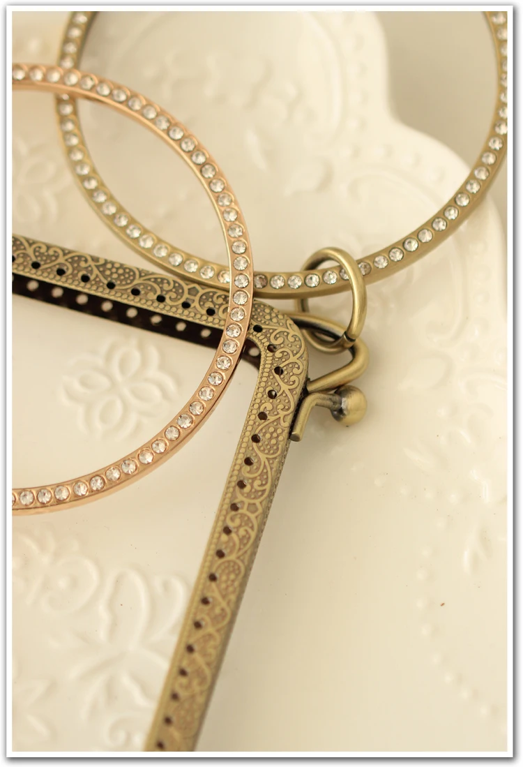 Dailylike Bronze Light Gold Bracelet Diamond L-shaped Mouth Wind Cartoon Flowers and Animals Fabric Embroidery | Дом и сад