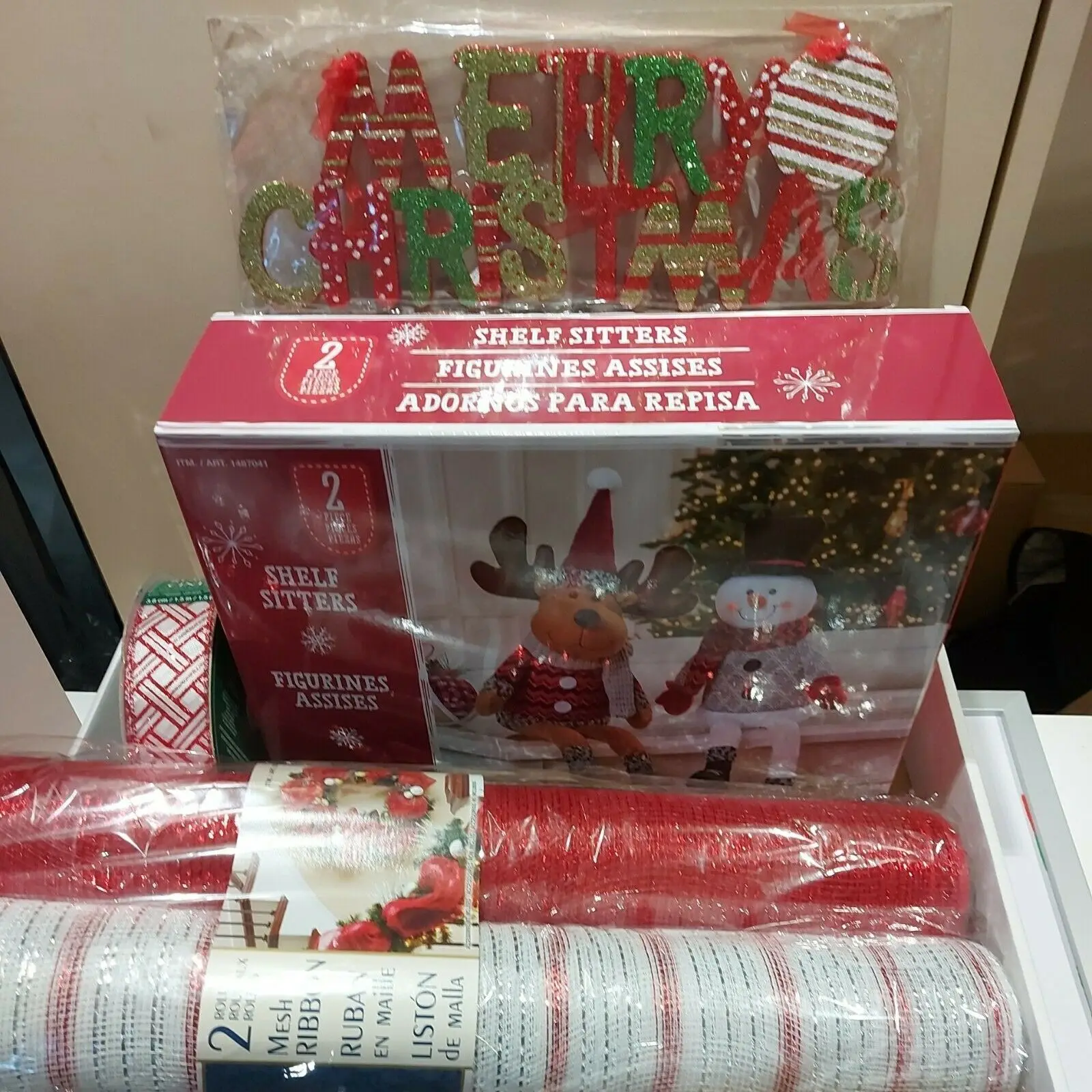 

Красная рождественская декоративная коробка, сетчатая подставка с лентой, плюшевая полка