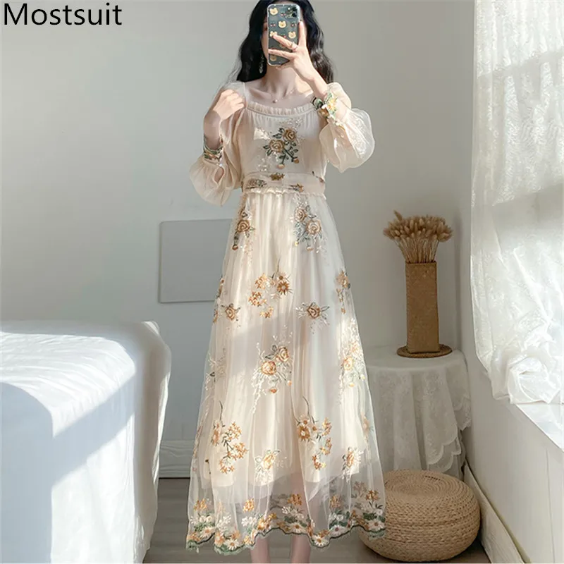 Женское трикотажное платье с вышивкой длинное длинным рукавом и квадратным