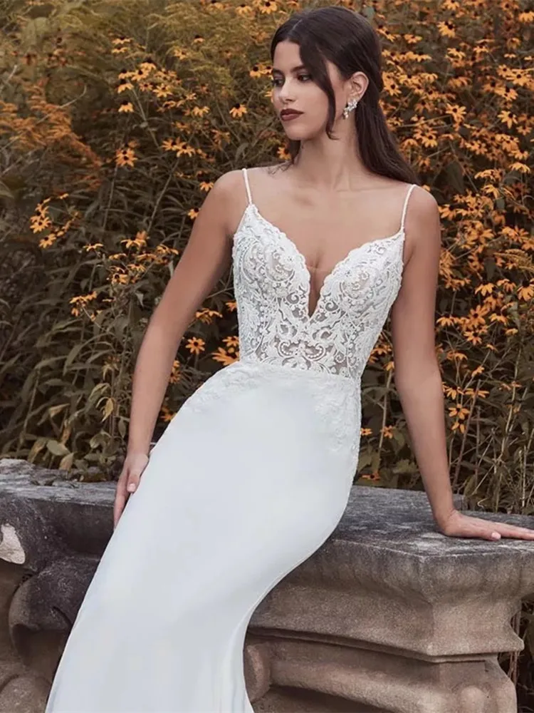 2021 Elegant Sexy Mermaid Wedding Gowns V Neck Sleeveless Backless Spaghetti Strap Sweep Train Lace Applique Custom Made Bridal