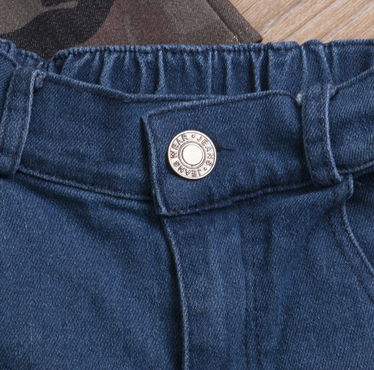 Детская камуфляжная футболка с длинным рукавом и рваные джинсовые шорты