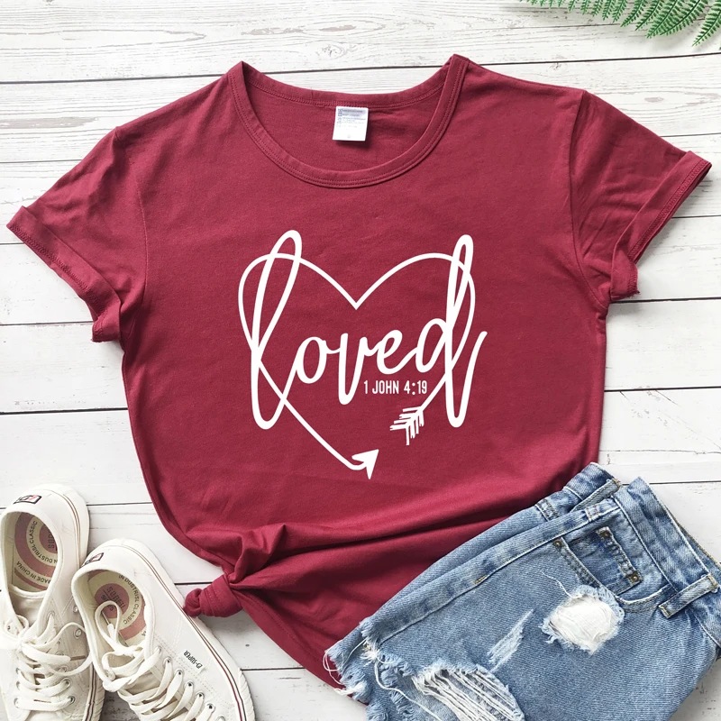 burgundy-white text Любимый 1 Джон 4:19 футболки женские летние винтажные Библейская вера стих футболка Топ для мужчин и женщин Религиозные христианские Писания футболка - Цвет: burgundy-white text