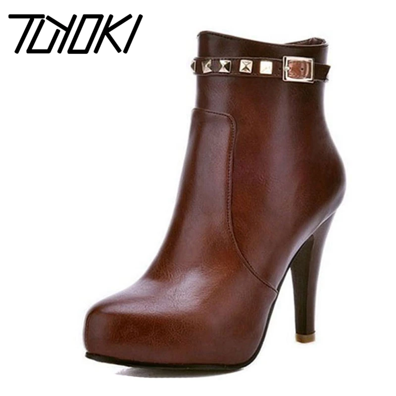 Tuyoki/женские полусапожки на высоком каблуке обувь с острым носком из лакированной