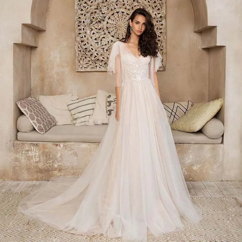 Платье из мягкого тюля с треугольным вырезом и кружевной аппликацией | Свадьбы