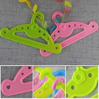 4pcs chlidren play house supplies plastic mini hanger toy doll clothes accessories kids mini playing clothes hanger toys