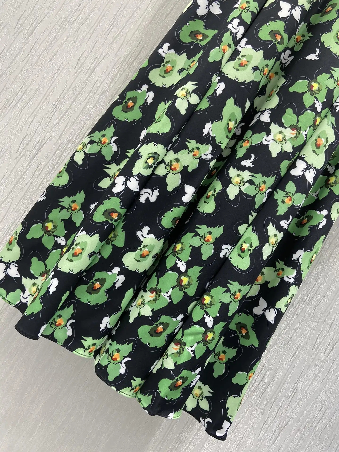 

2021 New Ladies Fashion Short Sleeve V-neck Pleated Printed Dress 0308